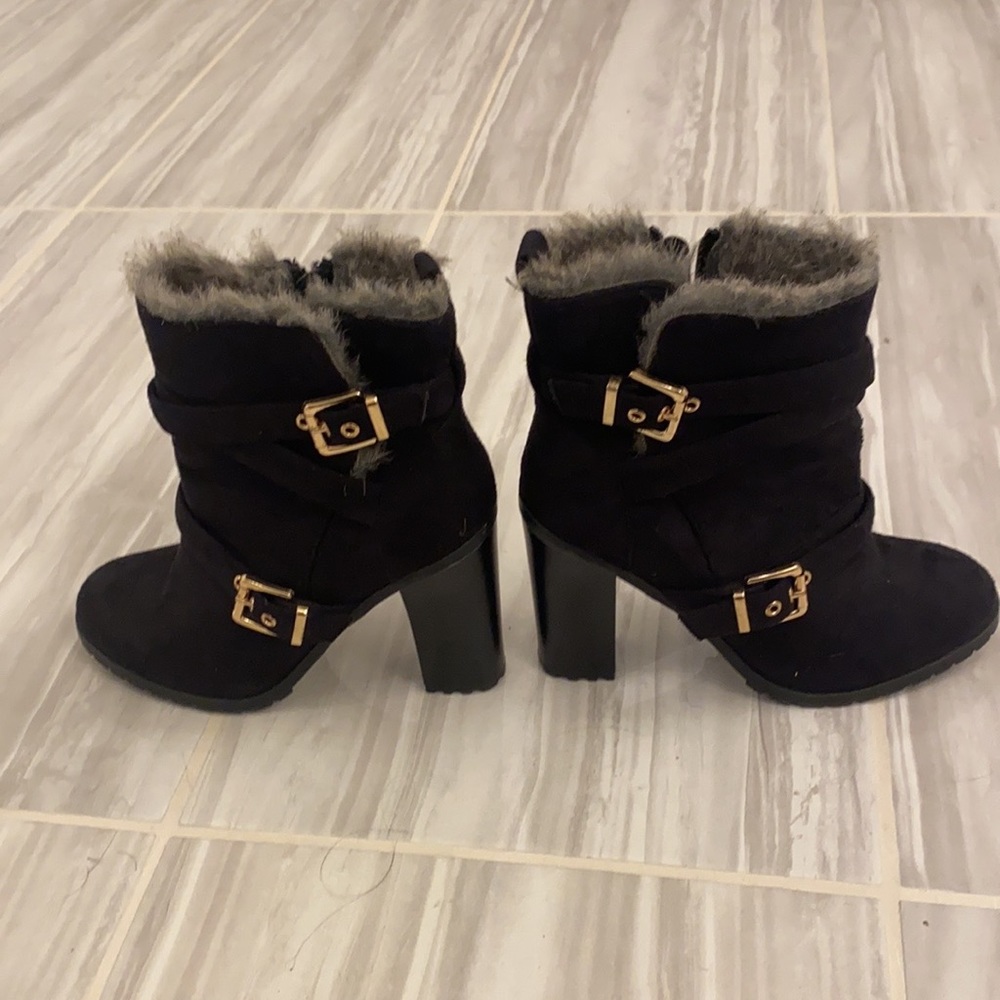 NWOT - JustFab Vanda Black Suede Booties with faux fur lining!! Super cute SZ 7